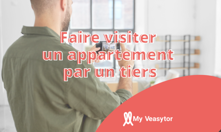 Homme filmant un appartement avec son téléphone pour le compte d’un client, illustrant le concept de déléguer une visite par un tiers avec My Veasytor.