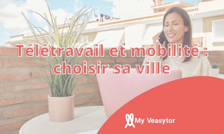 Personne travaillant à distance avec ordinateur portable dans un appartement lumineux.